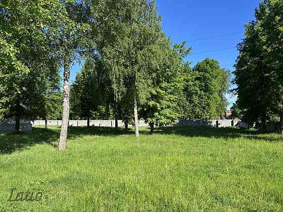 Pārdod apbūves zemi daudzstāvu ēkas būvniecībai līdz 5 staviem.
Regulāras formas  zemes gabals, nožo Rīga