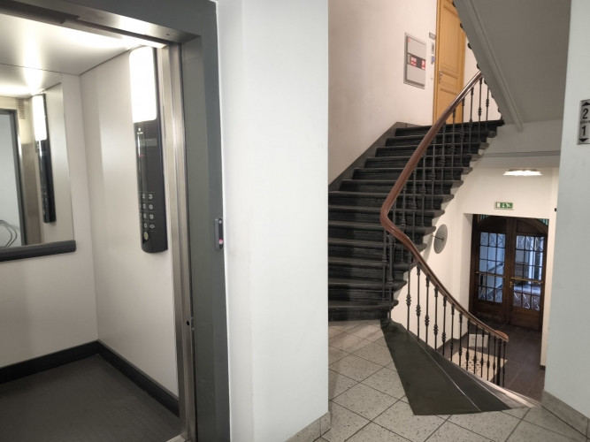 Plašs un gaišs birojs reprezentablas ēkas otrajā stāvā.  + Atvērta tipa plānojums + 2 Rīga - foto 6