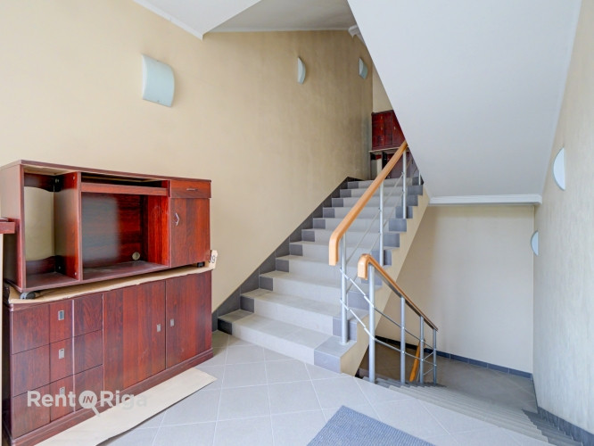 Pieejamas ražošanas/noliktavas telpas:  Divi celtņi ar pacelšanas jaudu 5 t katrs; Apsargāta Rīga - foto 5