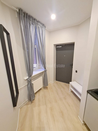 Pagalma ēka, renovēta māja, ieeja no ielas un pagalma, ir lifts, kāpņu telpa pēc kapitālā Rīga - foto 10