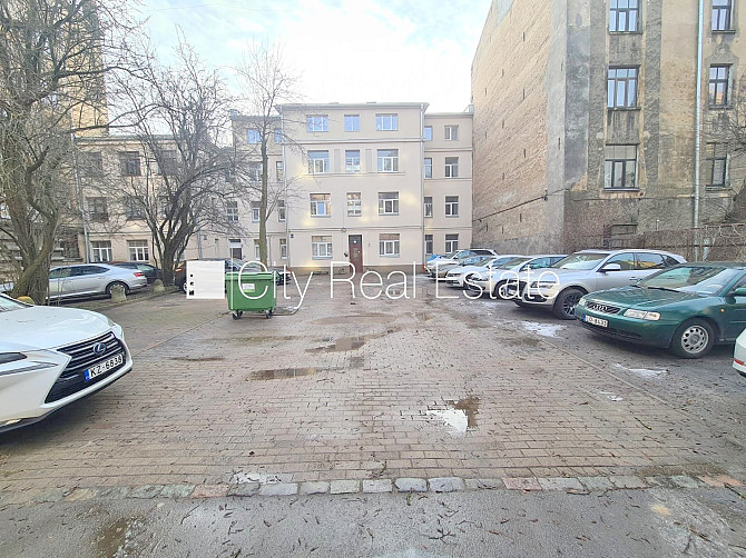 Pagalma ēka, renovēta māja, ieeja no pagalma, kāpņu telpa pēc kapitālā remonta, studio Rīga - foto 13