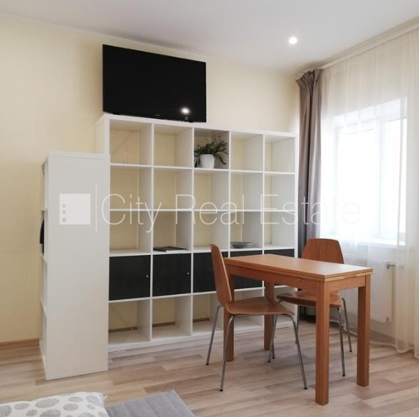 Pagalma ēka, renovēta māja, ieeja no pagalma, kāpņu telpa pēc kapitālā remonta, studio Rīga - foto 4