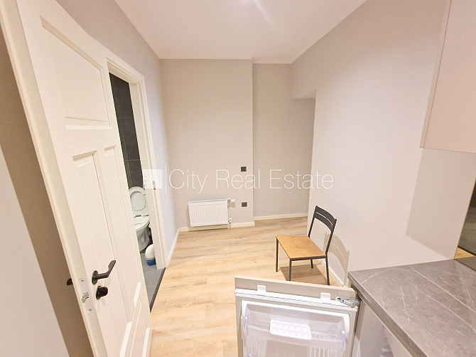 Fasādes māja, renovēta māja, ieeja no ielas, ir lifts, kāpņu telpa pēc kosmētiskā remonta, Rīga - foto 13