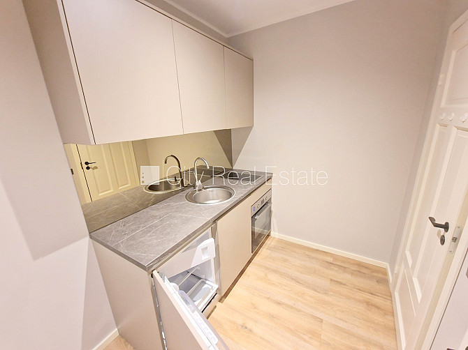Fasādes māja, renovēta māja, ieeja no ielas, ir lifts, kāpņu telpa pēc kosmētiskā remonta, Rīga - foto 10