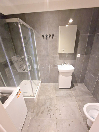 Fasādes māja, renovēta māja, ieeja no ielas, ir lifts, kāpņu telpa pēc kosmētiskā remonta, Rīga - foto 14