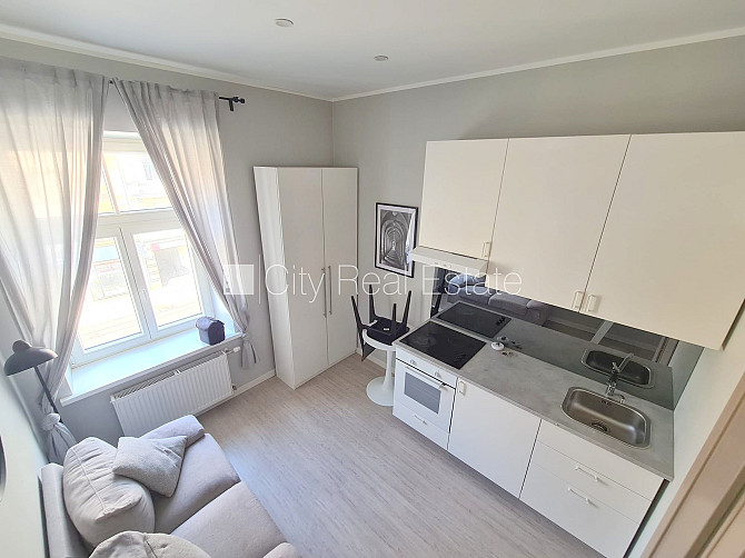 Fasādes māja, renovēta māja, slēgts pagalms, ieeja no ielas, kāpņu telpa pēc kapitālā Rīga - foto 18