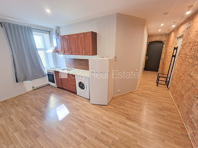 Pagalma ēka, renovēta māja, slēgts pagalms, ieeja no ielas, kāpņu telpa pēc kosmētiskā Rīga - foto 10