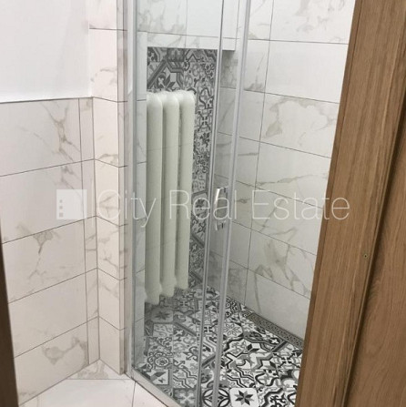 Fasādes māja, renovēta māja, labiekārtota apzaļumota teritorija, slēgts pagalms, maksas Rīga - foto 11