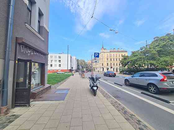 Земля в собственности, фасадный дом, реновированный дом, вход с улицы, окна Рига