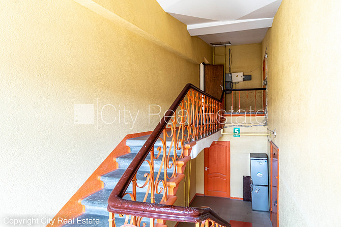 Fasādes māja, renovēta māja, vieta automašīnai, ieeja no pagalma, mansards, kāpņu telpa Rīga - foto 19