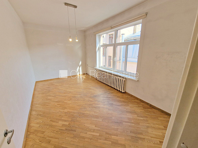 Pagalma māja, ieeja no pagalma, kāpņu telpa pēc kosmētiskā remonta, logi vērsti uz pagalma Rīga - foto 1