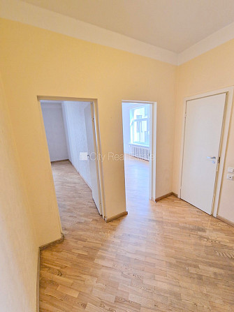 Pagalma māja, ieeja no pagalma, kāpņu telpa pēc kosmētiskā remonta, logi vērsti uz pagalma Rīga - foto 3