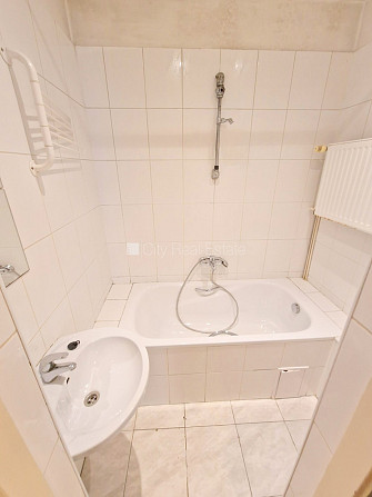 Pagalma māja, ieeja no pagalma, kāpņu telpa pēc kosmētiskā remonta, logi vērsti uz pagalma Rīga - foto 12