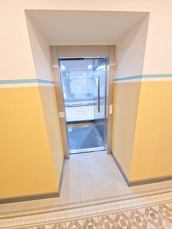 Fasādes māja, renovēta māja, slēgts pagalms, ieeja no ielas, ir lifts, kāpņu telpa pēc Rīga - foto 12