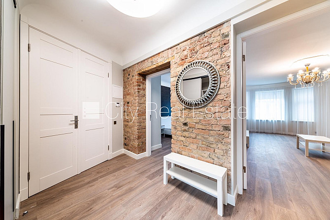 Fasādes māja, renovēta māja, maksas stāvvieta, ieeja no ielas, kāpņu telpa pēc kapitālā Rīga - foto 1
