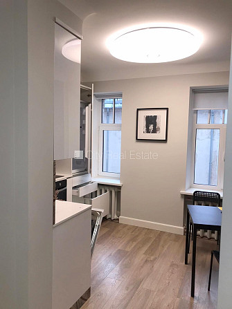 Fasādes māja, renovēta māja, maksas stāvvieta, ieeja no ielas, kāpņu telpa pēc kapitālā Rīga - foto 11