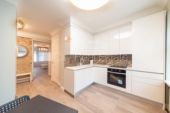 Fasādes māja, renovēta māja, maksas stāvvieta, ieeja no ielas, kāpņu telpa pēc kapitālā Rīga - foto 7