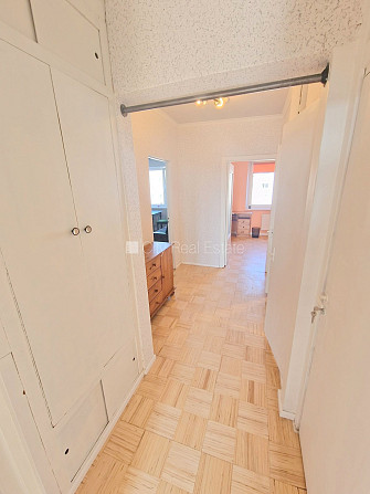 Pagalma ēka, ieeja no pagalma, divas lodžijas, logi vērsti mājas abās pusēs, plašs skats no Rīga - foto 17