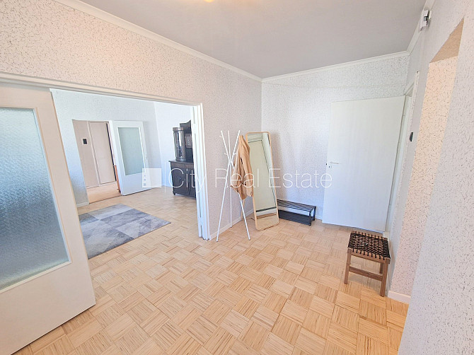 Pagalma ēka, ieeja no pagalma, divas lodžijas, logi vērsti mājas abās pusēs, plašs skats no Rīga - foto 6