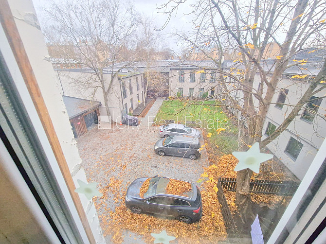Pagalma ēka, vieta automašīnai, ieeja no pagalma, logi vērsti uz pagalma pusi, istaba izolēta, Rīga - foto 16
