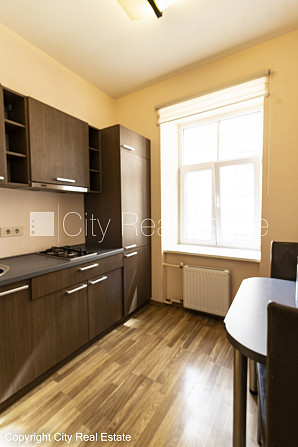Renovēta māja, labiekārtota apzaļumota teritorija, kāpņu telpa pēc kapitālā remonta, Rīga - foto 7