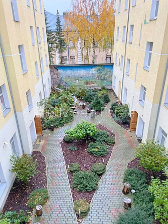 Fasādes māja, renovēta māja, labiekārtots apzaļumots pagalms, slēgts pagalms, ieeja no Rīga - foto 5