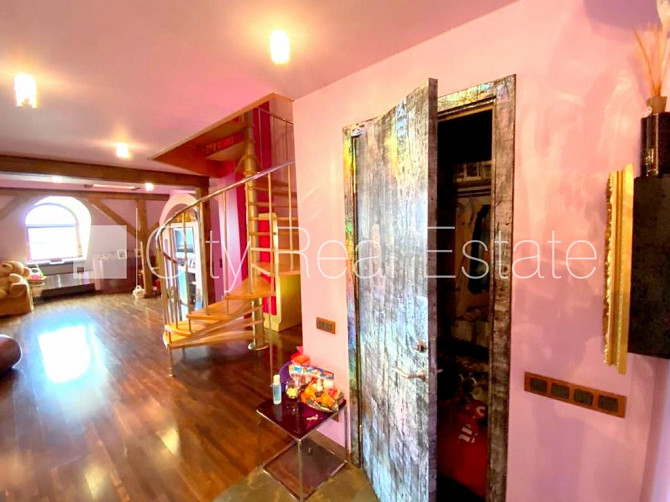 Fasādes māja, restaurēta māja, ieeja no ielas un pagalma, ir lifts, jumta terase, logi vērsti Rīga - foto 15