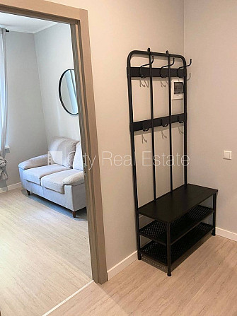 Pagalma ēka, renovēta māja, slēgts pagalms, ieeja no pagalma, kāpņu telpa pēc kapitālā Rīga - foto 3