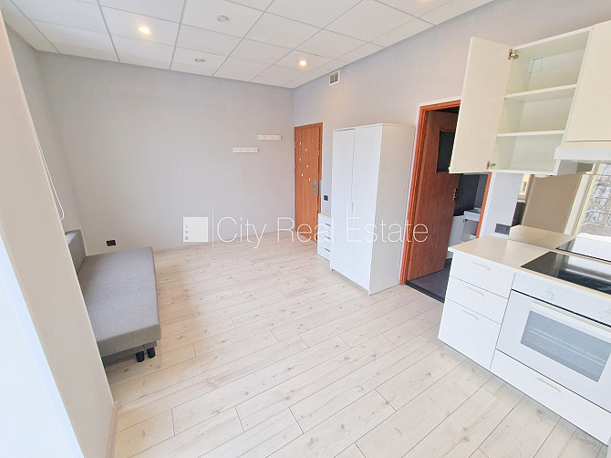 Fasādes māja, renovēta māja, ieeja no ielas, ir lifts, kāpņu telpa pēc kapitālā remonta, Rīga - foto 18