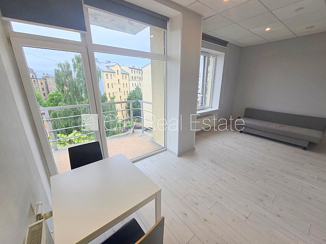 Fasādes māja, renovēta māja, ieeja no ielas, ir lifts, kāpņu telpa pēc kapitālā remonta, Rīga - foto 17