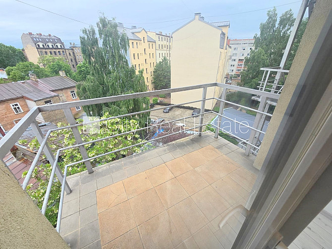 Fasādes māja, renovēta māja, ieeja no ielas, ir lifts, kāpņu telpa pēc kapitālā remonta, Rīga - foto 1