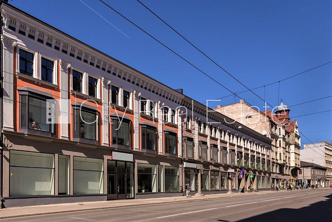 Fasādes māja, ieeja no ielas, divas halles, augstie griesti, centrālā apkure, pilnā apdare, Rīga - foto 13