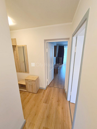 Fasādes māja, ieeja no pagalma, kāpņu telpa pēc kosmētiskā remonta, balkons, logi vērsti uz Rīga - foto 16