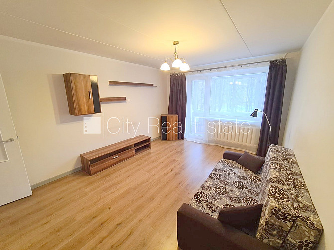 Fasādes māja, ieeja no pagalma, kāpņu telpa pēc kosmētiskā remonta, balkons, logi vērsti uz Rīga - foto 1