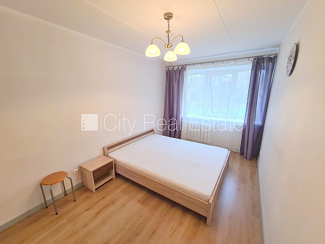 Fasādes māja, ieeja no pagalma, kāpņu telpa pēc kosmētiskā remonta, balkons, logi vērsti uz Rīga - foto 7
