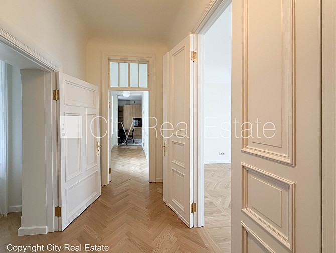 Fasādes māja, renovēta māja, ieeja no pagalma, kāpņu telpa pēc kapitālā remonta, logi Rīga - foto 15