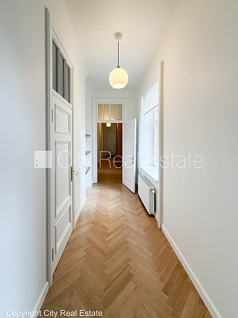 Fasādes māja, renovēta māja, ieeja no pagalma, kāpņu telpa pēc kapitālā remonta, logi Rīga - foto 10