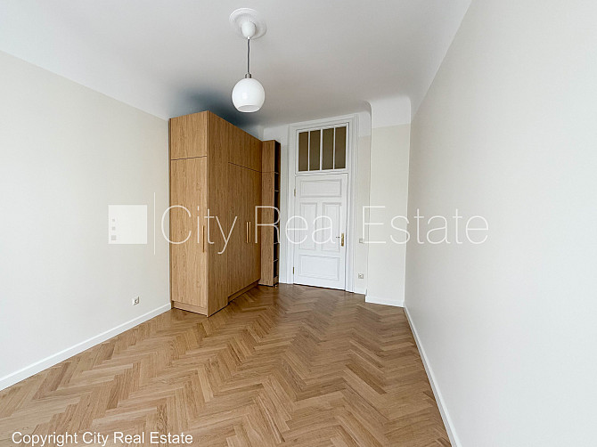 Fasādes māja, renovēta māja, ieeja no pagalma, kāpņu telpa pēc kapitālā remonta, logi Rīga - foto 17
