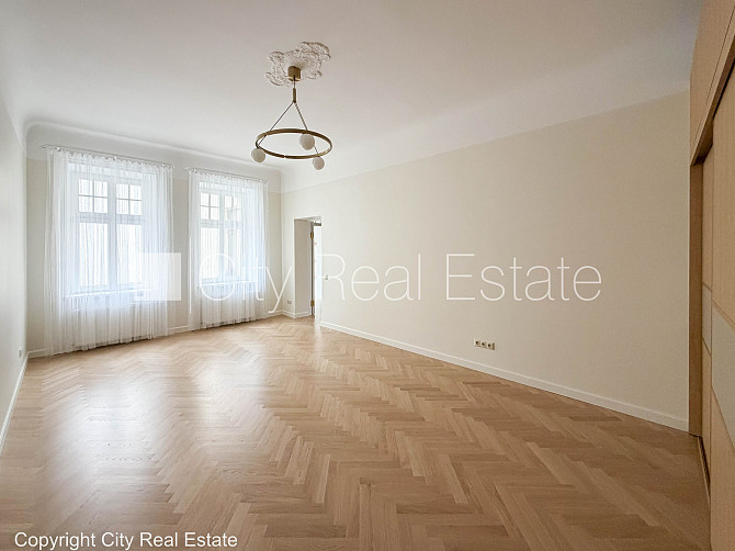 Fasādes māja, renovēta māja, ieeja no pagalma, kāpņu telpa pēc kapitālā remonta, logi Rīga - foto 8