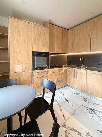 Fasādes māja, renovēta māja, ieeja no pagalma, kāpņu telpa pēc kapitālā remonta, logi Rīga - foto 2