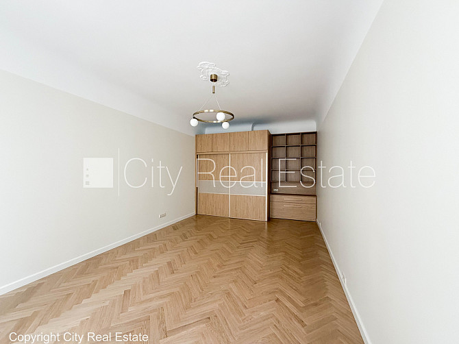 Fasādes māja, renovēta māja, ieeja no pagalma, kāpņu telpa pēc kapitālā remonta, logi Rīga - foto 7