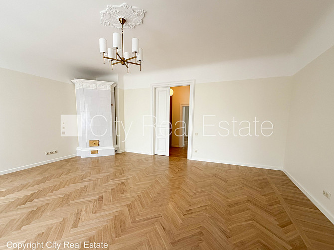 Fasādes māja, renovēta māja, ieeja no pagalma, kāpņu telpa pēc kapitālā remonta, logi Rīga - foto 14