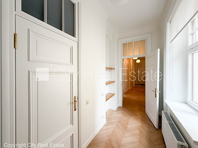 Fasādes māja, renovēta māja, ieeja no pagalma, kāpņu telpa pēc kapitālā remonta, logi Rīga - foto 18