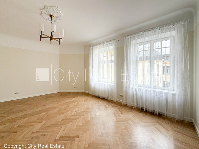Fasādes māja, renovēta māja, ieeja no pagalma, kāpņu telpa pēc kapitālā remonta, logi Rīga - foto 12