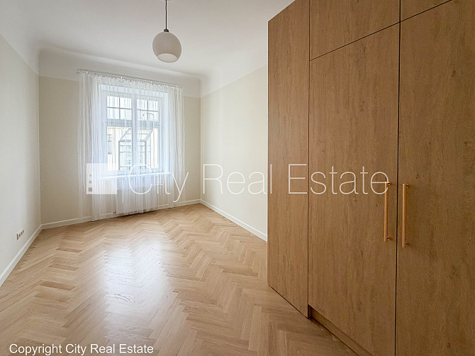 Fasādes māja, renovēta māja, ieeja no pagalma, kāpņu telpa pēc kapitālā remonta, logi Rīga - foto 16