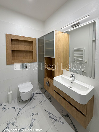 Fasādes māja, renovēta māja, ieeja no pagalma, kāpņu telpa pēc kapitālā remonta, logi Rīga - foto 19