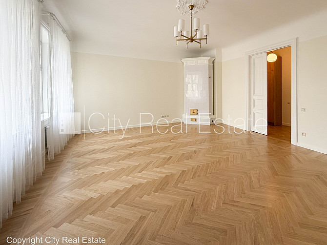 Fasādes māja, renovēta māja, ieeja no pagalma, kāpņu telpa pēc kapitālā remonta, logi Rīga - foto 11