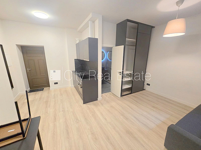 Fasādes māja, renovēta māja, labiekārtots apzaļumots pagalms, slēgts pagalms, ieeja no Rīga - foto 19