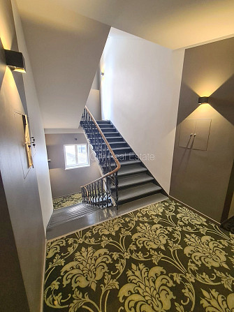 Fasādes māja, renovēta māja, slēgts pagalms, ieeja no pagalma, ir lifts, kāpņu telpa pēc Rīga - foto 18