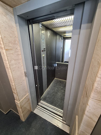Fasādes māja, renovēta māja, slēgts pagalms, ieeja no pagalma, ir lifts, kāpņu telpa pēc Rīga - foto 15